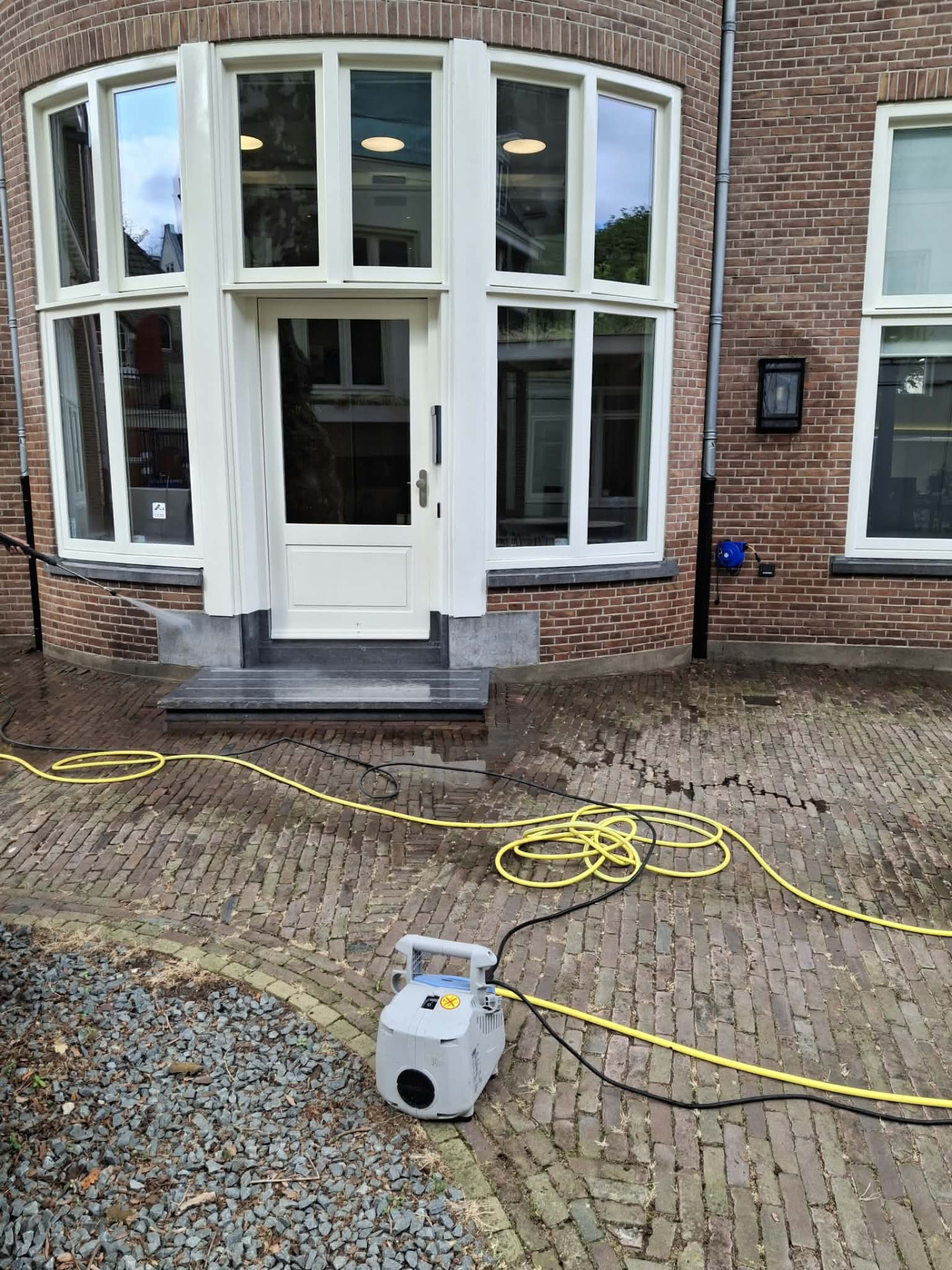 Facade and paving pressure cleaning at an office villa