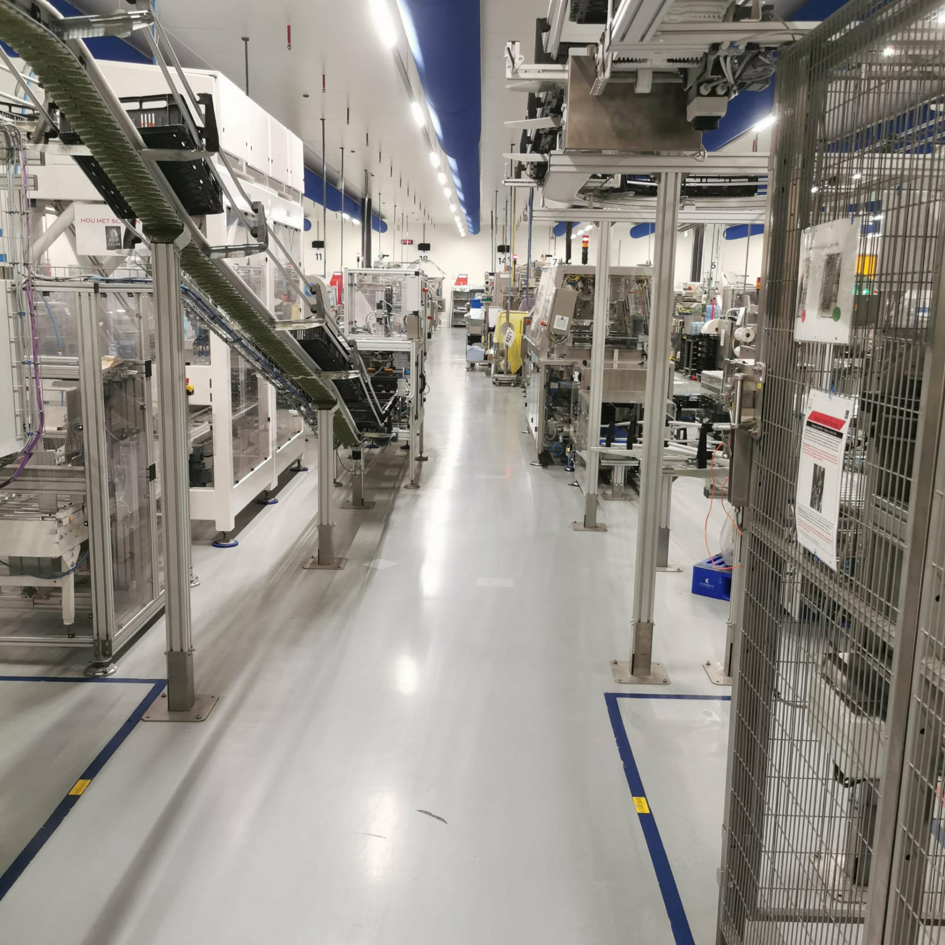Production hall with a polished, freshly cleaned resin floor